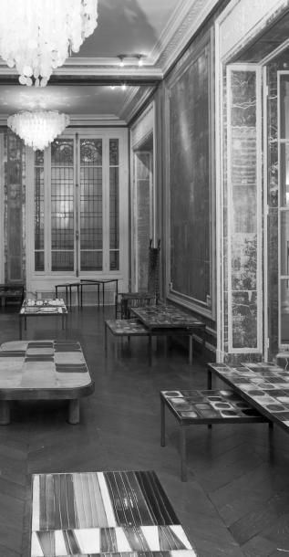 ROGER CAPRON (1906-1983) Table basse rectangulaire Métal laqué noir et céramique...