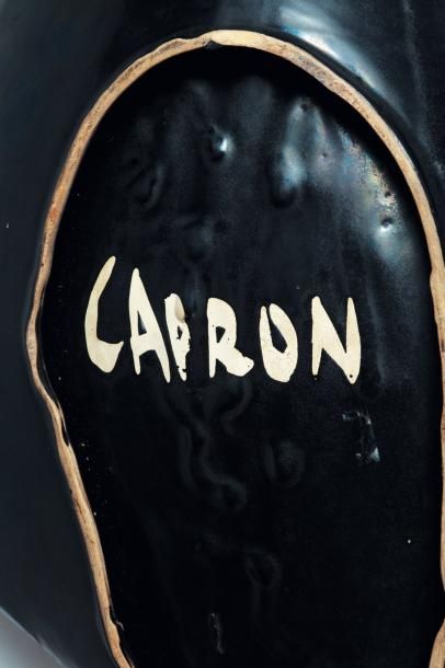 ROGER CAPRON (1906-1983) Grande coupe asymétrique Céramique noire et verte. Signée,...