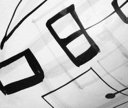 ROGER CAPRON (1906-1983) Coupe asymétrique Céramique blanche à décors géométriques...