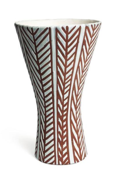 ROGER CAPRON (1906-1983) Grand vase cornet Céramique émaillée blanche et terre crue...