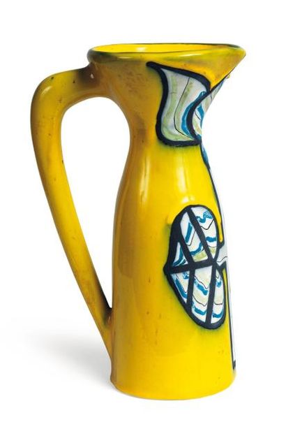ROGER CAPRON (1906-1983) Cruche à anse Céramique jaune. Signée, vers 1960. H_28 ...