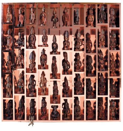ARMAN (1928-2005) Sans titre, 1989 Panneau comprenant cinquante cases qui ont chacune...