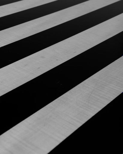 MICHEL BOYER (1935-2011) Table de salle à manger Ramin naturel laqué de bandes noires....