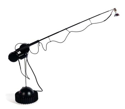 RON ARAD (NÉ EN 1951) Lampe modèle « Aerial light » Aluminium laqué et plastique...