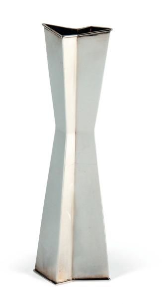 TAPIO WIRKKALA (1915-1985) Vase modèle « Cubic » Argent 916/1000. Poinçon d'orfèvre...