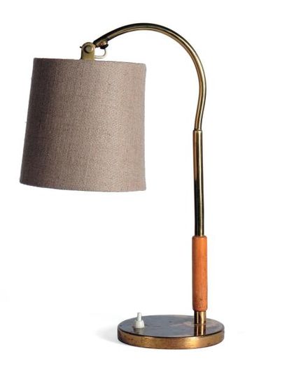 PAAVO TYNELL (1890-1973) Lampe de bureau modèle « 9228 » Métal laqué blanc et laiton....