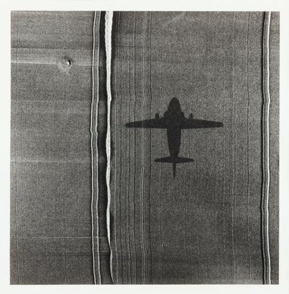 THIERRY URBAIN Vue d'avion Tirage argentique. Signé au dos. H_26 cm L_26 cm (à v...