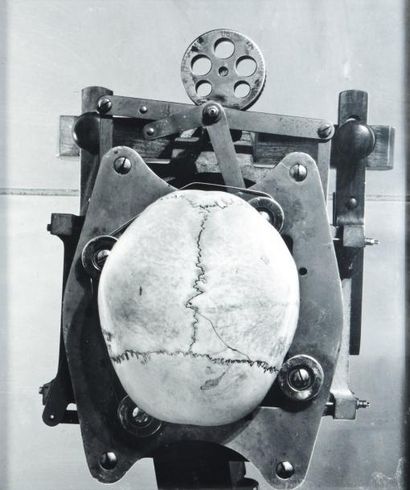 DIETER APPELT (NÉ EN 1935) Schadel machine-Skull machine, 1978-1979 Photographie....