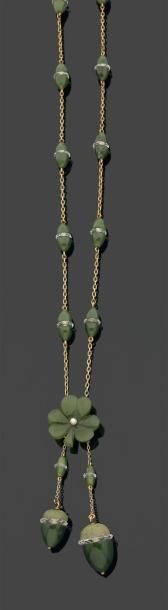 Franck HYAMS. Années 1905-1910 COLLIER « négligé « portant deux glands de jade néphrite...