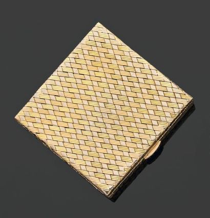 HERMES. Années 1960 ETUI de forme carrée en vannerie d'ors de couleur 18 kts. Une...