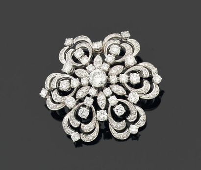 null BROCHE « flocon de neige » entièrement rehaussée de diamants brillantés dont...