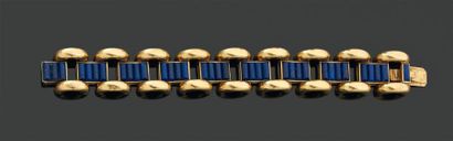 CARTIER. Années 1945 RARE BRACELET articulé composé de motifs en lapis-lazuli godronné...