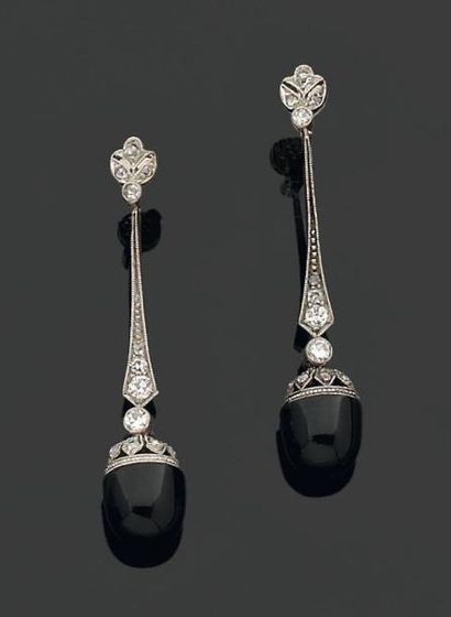 null PAIRE de PENDANTS d'oreilles articulés portant un gland d'onyx à calotte repercée...