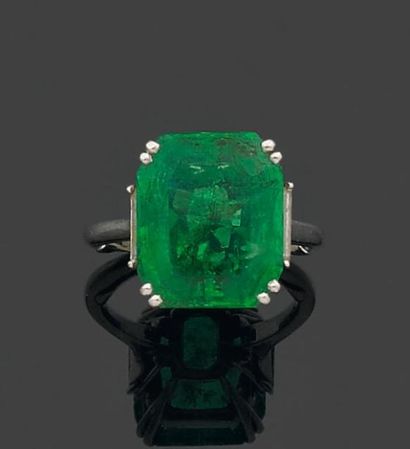 null BAGUE ornée d'une émeraude rectangulaire montée en solitaire et encadrée par...