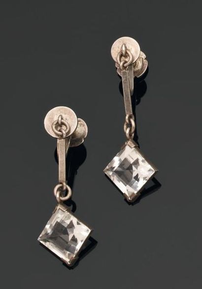 WIWEN NILSSON Paire de pendants d'oreilles en argent et cristal de roche taillé....