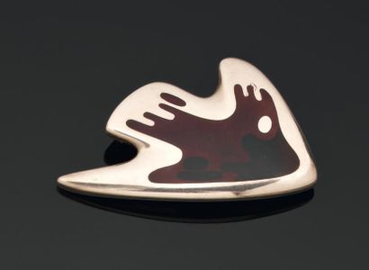 HENNING KOPPEL pour GEORG JENSEN Broche moderniste en argent et émail marron. 1947...