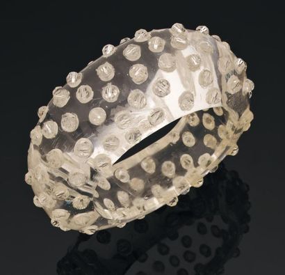 CATHERINE NOLL Grand bracelet en plexiglas et cristal. 1970 D_7,5 cm & D_6,5 cm