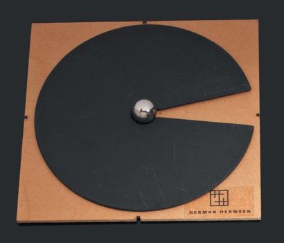 HERMAN HERMSEN « Disc brooch + ball » Broche en aluminium anodisé noir et acier chromé....