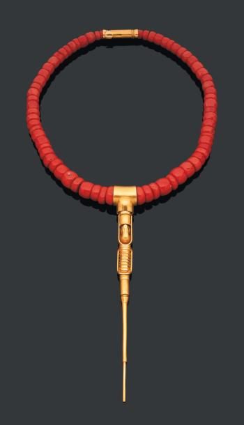 CLAUDE WESEL « Le Maya » Grand collier en corail et son pendentif articulé en or....