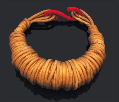 CHRISTIAN ASTUGUEVIEILLE Important collier torque en corde de coton peint à l'or....