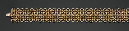 ANGELO MANGIAROTTI Rare bracelet composé d'anneaux mobiles en or et saphirs. 1990...