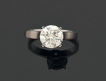 null BAGUE ornée d'un diamant brillanté monté en solitaire. Monture en or gris 18...