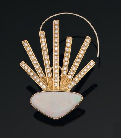 ALESSANDRO MENDINI, 1990 Une boucle d'oreille en or, diamants et opale. Commande...