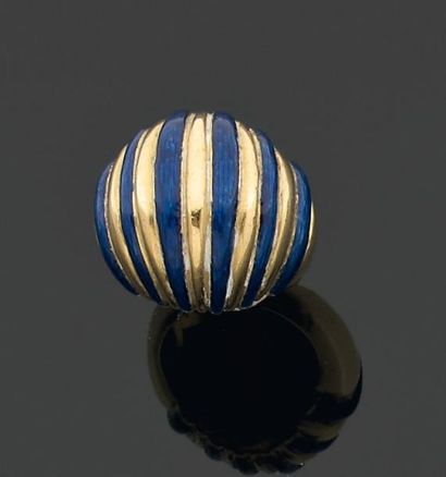 CARTIER Londres. Années 1970 BAGUE boule en or à godrons émaillés bleu roi. Travail...