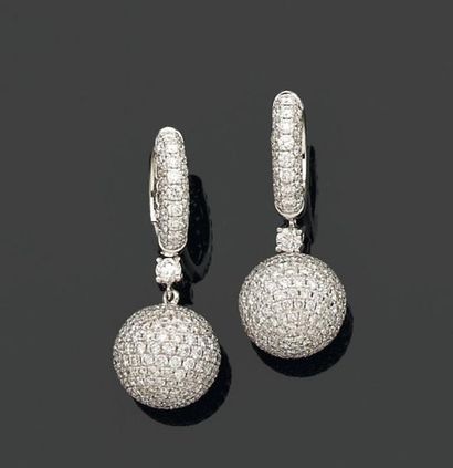 null PAIRE de PENDANTS d'oreilles portant une boule entièrement pavée de diamants...