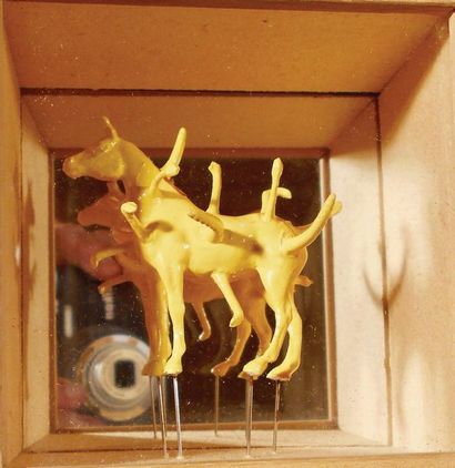 Vincent Bizien Sculpture boîte miroir comprenant un cheval en plastique. H_12 cm...
