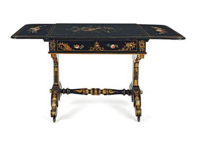  Table à volets en bois peint et doré sur fond noir ouvrant à un tiroir, reposant...