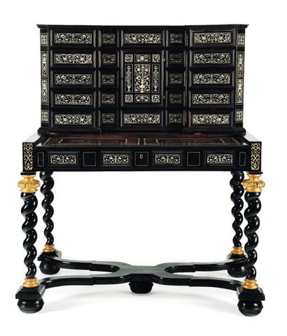 null Cabinet Scriban en bois teinté noir, palissandre et ivoire. XVIIe siècle (restaurations)....