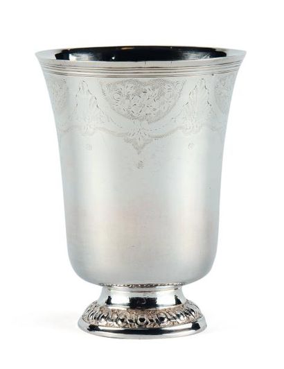 null TIMBALE TULIPE en argent reposant sur une base ronde à décor d'oves. Corps uni...