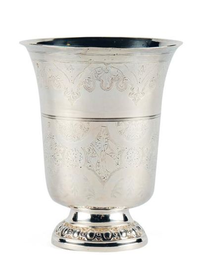 null TIMBALE TULIPE en argent reposant sur une base ronde à décor d'oves. Corps à...