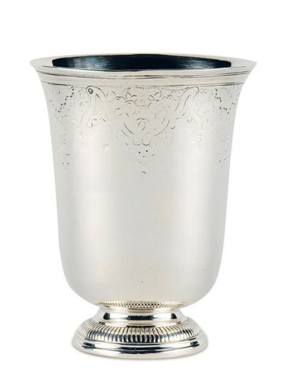 null TIMBALE TULIPE en argent reposant sur une base ronde à décor de frise de godrons....