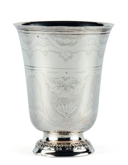 null TIMBALE TULIPE en argent reposant sur une base ronde à décor de frise d'oves....