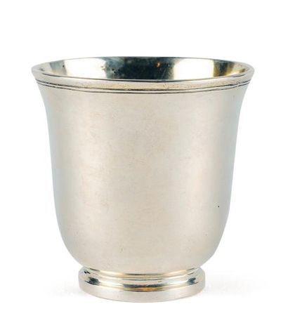 null TIMBALE TULIPE en argent à base ronde moulurée. Travail du XVIIIe siècle. Poids_225...