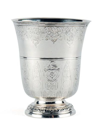 null TIMBALE TULIPE en argent reposant sur une base ronde à décor de frise d'oves....