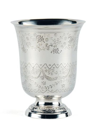 null TIMBALE TULIPE en argent reposant sur une base ronde à frise d'oves à décor...