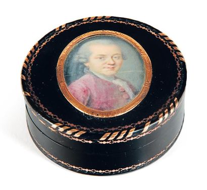  Boite ronde en écaille brune, couvercle à miniature: portrait d'homme. Vers 1780....