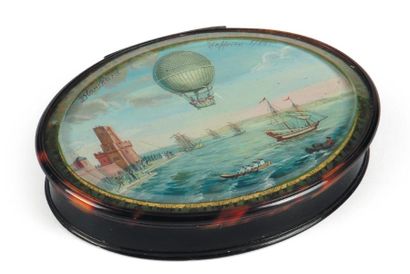 ECOLE FRANÇAISE VERS 1790 Rare boite ovale en écaille. Le couvercle orné d'une miniature...