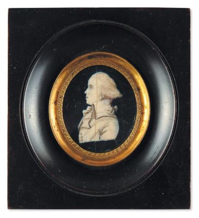 ECOLE FRANÇAISE VERS 1790 Portrait d'homme en grisaille Miniature ovale sur ivoire...