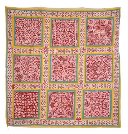 null Textiles Kutch en coton et soie, à décor appliqué de carrés polychromes à motifs...