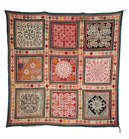  Textiles Kutch en coton et soie, à décor appliqué de carrés polychromes à motifs...