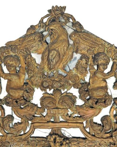 null Grand miroir en cuivre repoussé, à décor d'enfants tenant des guirlandes de...