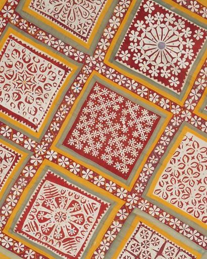 null Textiles Kutch en coton et soie, à décor appliqué de carrés polychromes à motifs...