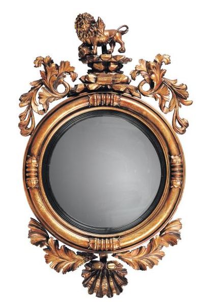 null Miroir en bois sculpté redoré, à décor de feuillages et coquille surmontés d'un...