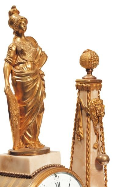 null Pendule portique en bronze doré et marbre blanc composé de deux obélisques à...