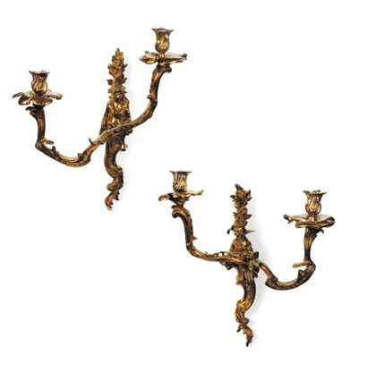 null Paire d'appliques à deux bras de lumière, en bronze doré à décor dit « au chinois...