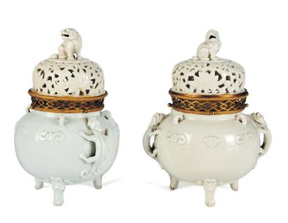  Paire de pots-pourris en porcelaine blanc de Chine à monture de bronze doré losangée....